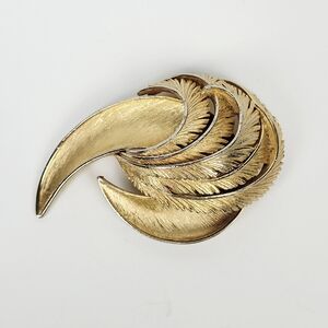 Vintage 60s~CROWN TRIFARI Gold Tone Feathers Swoosh Brooch 2-7/8" × 1-7/8"